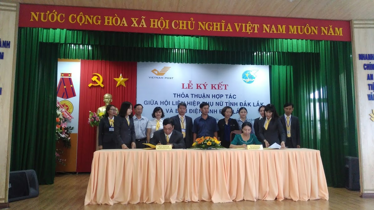Đại diện Hội LHPN tỉnh và Bưu điện tỉnh Đắk Lắk ký kết thoả thuận hợp tác.