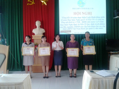 Đồng chí Nguyễn Thị Thu Nguyệt - Chủ tịch Hội LHPN tỉnh tặng Bằng khen cho Hội LHPN 4 đơn vị : TP. Buôn Ma Thuột, các huyện: Cư Mgar, Krông Năng, Thị xã Buôn Hồ vì đã có thành tích xuất sắc trong thực hiện Nghị quyết số 11.