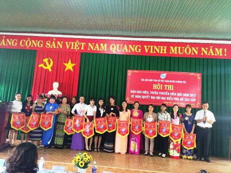Ban Tổ chức Hội thi trao cờ lưu niệm cho các thí sinh