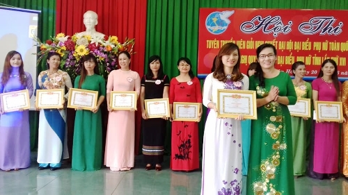Chị Hồ Thị Duyên - Chủ tịch Hội LHPN phường Thiện An vinh dự đạt giải Nhất