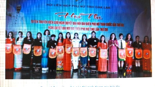 Trao cờ lưu niệm cho các thí sinh