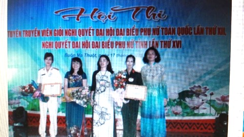 Chị Nguyễn Thị Minh Hương - UV Đoàn Chủ tịch, Trưởng Ban Tuyên giáo Hội LHPN Viêt Nam; chị Nguyễn Thị Thu Nguyệt - UVBCH TW Hội, Tỉnh ủy viên, Chủ tịch Hội LHPN tỉnh trao giải Nhất, Nhì cho các thí sinh xuất sắc.
