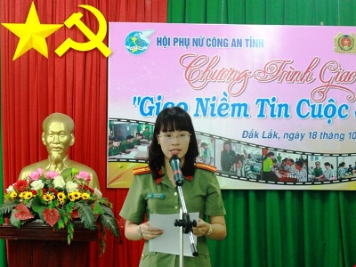 Đ/c Nguyễn Thị Thu - Chủ tịch Hội Phụ nữ Công an tỉnh phát biểu khai mạc