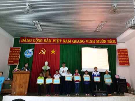 Đ/c Lê Nam Cao- Phó Bí Thư Huyện ủy trao học bổng cho các cháu