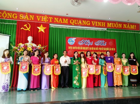 13 thí sinh nhận Cờ lưu niệm của Ban Tổ chức Hội thi