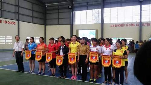 Trao Cờ lưu niệm cho các đội thi