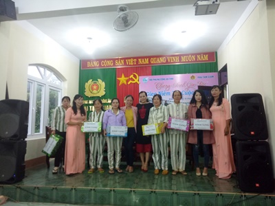 Tặng quà cho người dự giao lưu