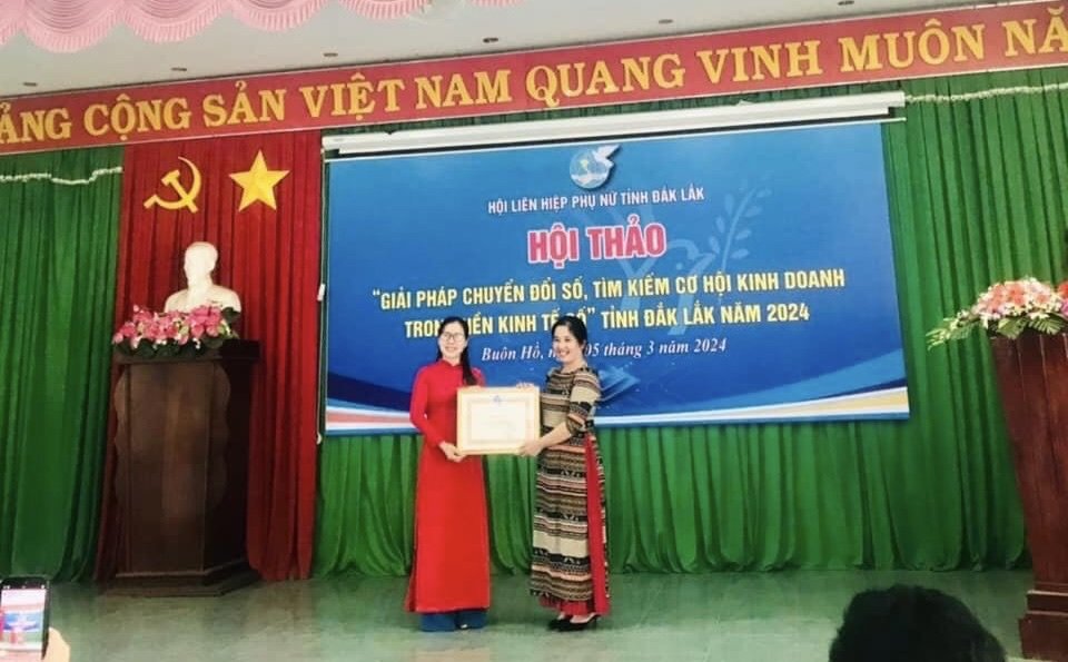 Võ Thị Ngọc - Phó chủ tịch Hội LHPN Tỉnh Đăk Lăk trao tặng Bằng khen của Trung ương Hội 