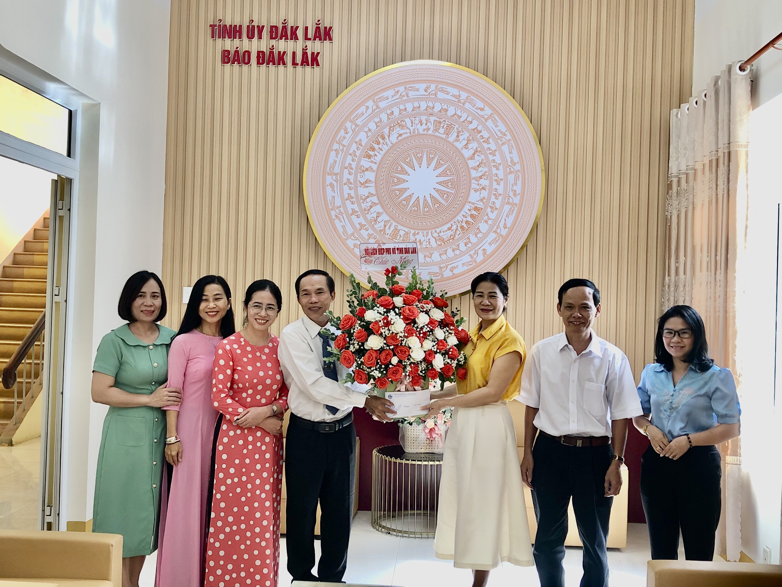 tặng hoa chúc mừng Báo Phụ nữ Việt Nam nhân kỷ niệm 99 năm Ngày Báo chí Cách mạng Việt Nam