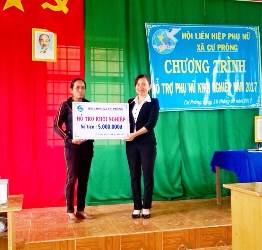 Hội LHPN  huyện Ea Kar trao vốn hỗ trợ khởi sự kinh doanh cho 08 hội viên nghèo