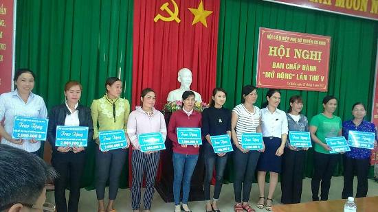 Hội LHPN huyện Cư Kuin tổ chức sơ kết 6 tháng đầu năm 2017 và trao vốn hỗ trợ khởi sự kinh doanh cho 10 hội viên khó khăn