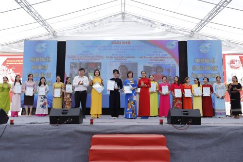 Người phụ nữ nặng lòng với cây cà phê