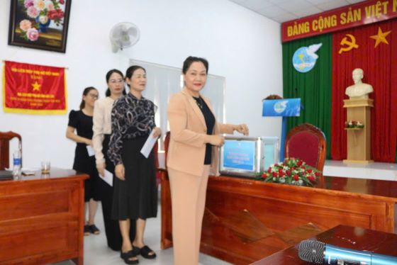 CÁN BỘ, HỘI VIÊN PHỤ NỮ TỈNH ĐẮK LẮK ỦNG HỘ ĐỒNG BÀO MIỀN BẮC KHẮC PHỤC HẬU QUẢ BÃO SỐ 3