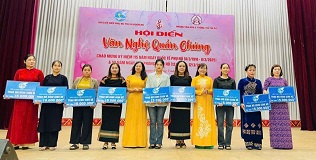 Trao vốn khởi nghiệp cho hội viên, phụ nữ nghèo và mô hình  Hợp tác xã tại thị xã Buôn Hồ