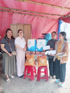 Thăm hỏi, tặng quà cho gia đình hội viên phụ nữ dân tộc thiểu số gặp tai nạn hỏa hoạn