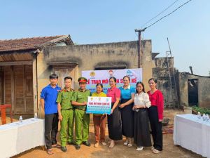 Lễ trao mô hình sinh kế cho hội viên phụ nữ nghèo xã Cuôr Đăng