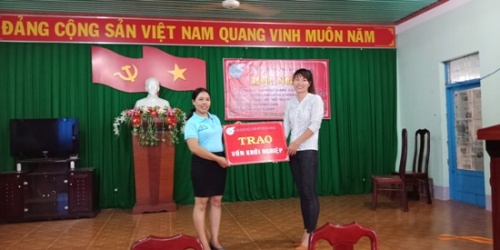 Hội LHPN huyện Buôn Đôn ra mắt Câu Lạc bộ phụ nữ tiểu thương - vệ sinh an toàn thực phẩm và Trao vốn khởi nghiệp